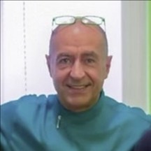 Renato Manzi, riflessologo, nel suo studio di Via Baioni 3 a Bergamo
